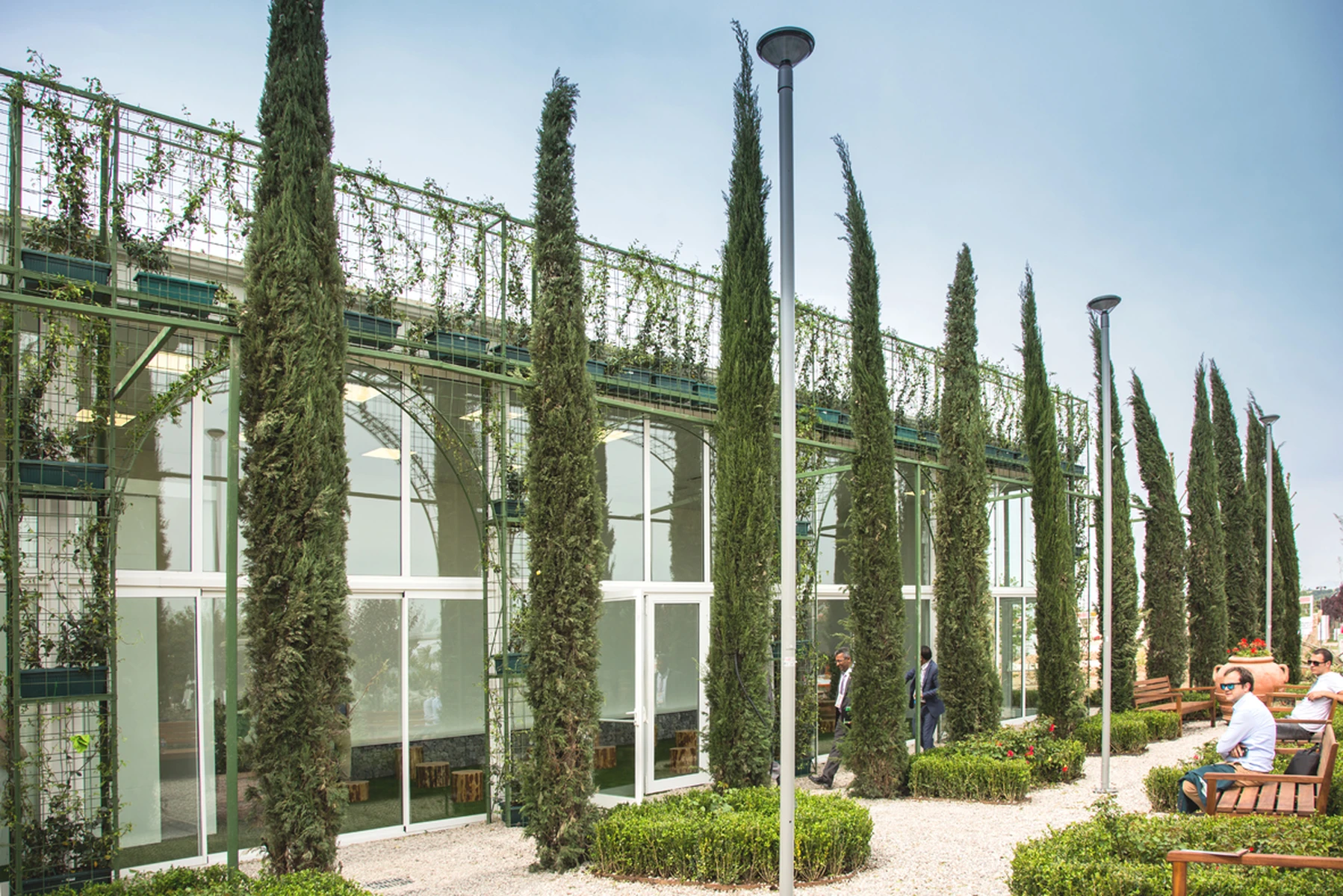 Siepi di bosso geometriche e fioriture nel giardino all'italiana del Padiglione Italia a Expo 2016