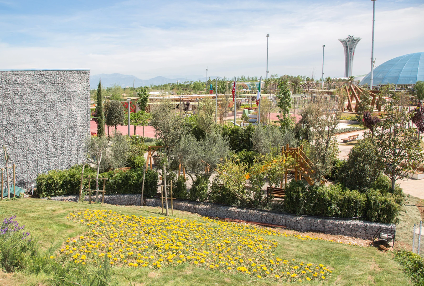 Viale dei cipressi e chiostro vegetale del giardino italiano all'Expo di Antalya 2016