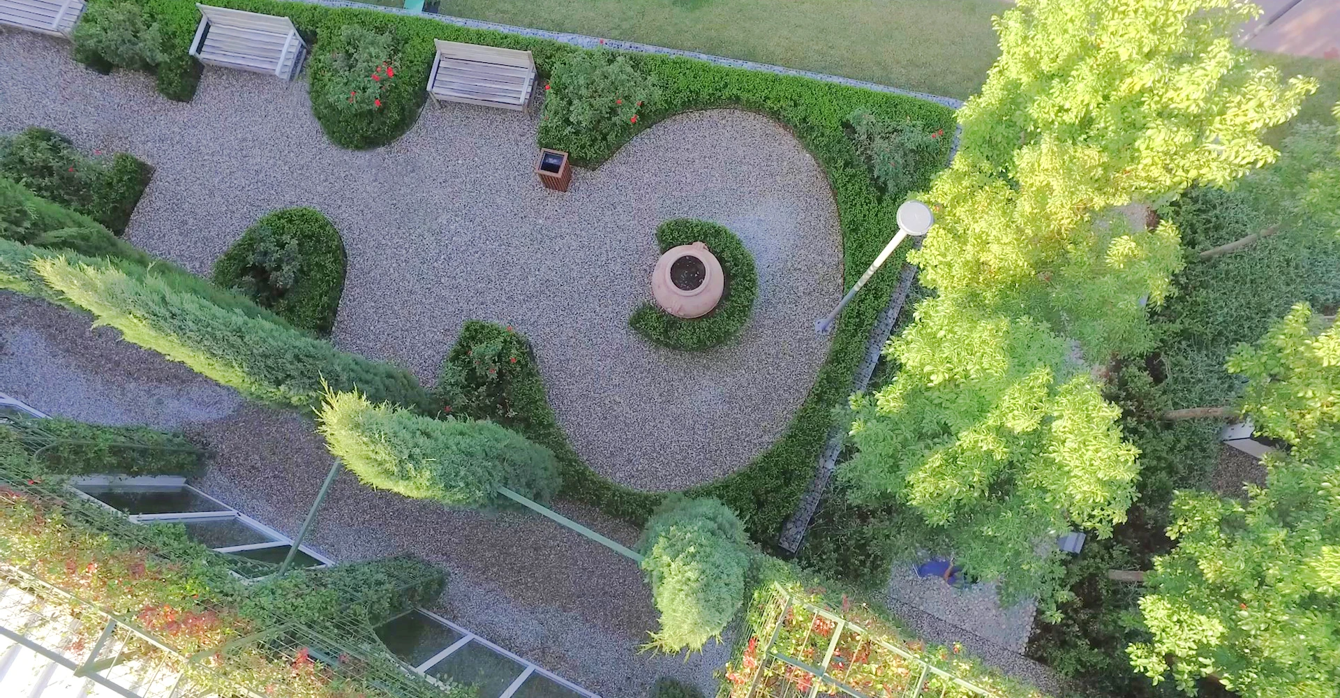 Prospettiva del giardino all'italiana con siepi di bosso e fioriture all'Expo di Antalya 2016