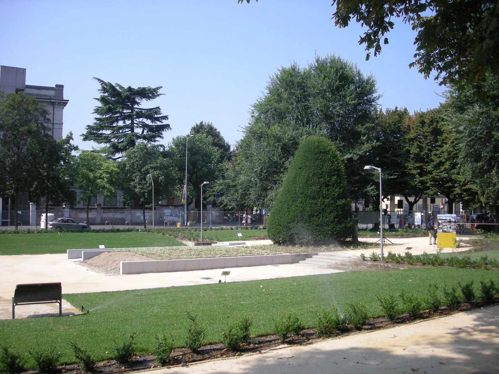 Giardino del Passeggio di Lodi con impianto formale alberato e porta di ingresso alla città