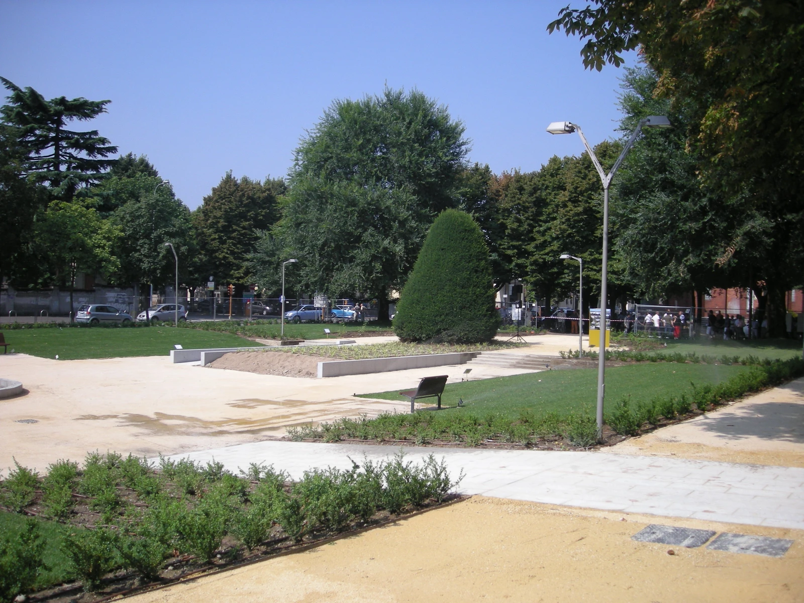 Pavimentazione sinuosa in pietra e giochi d'acqua nel Giardino del Passeggio di Lodi