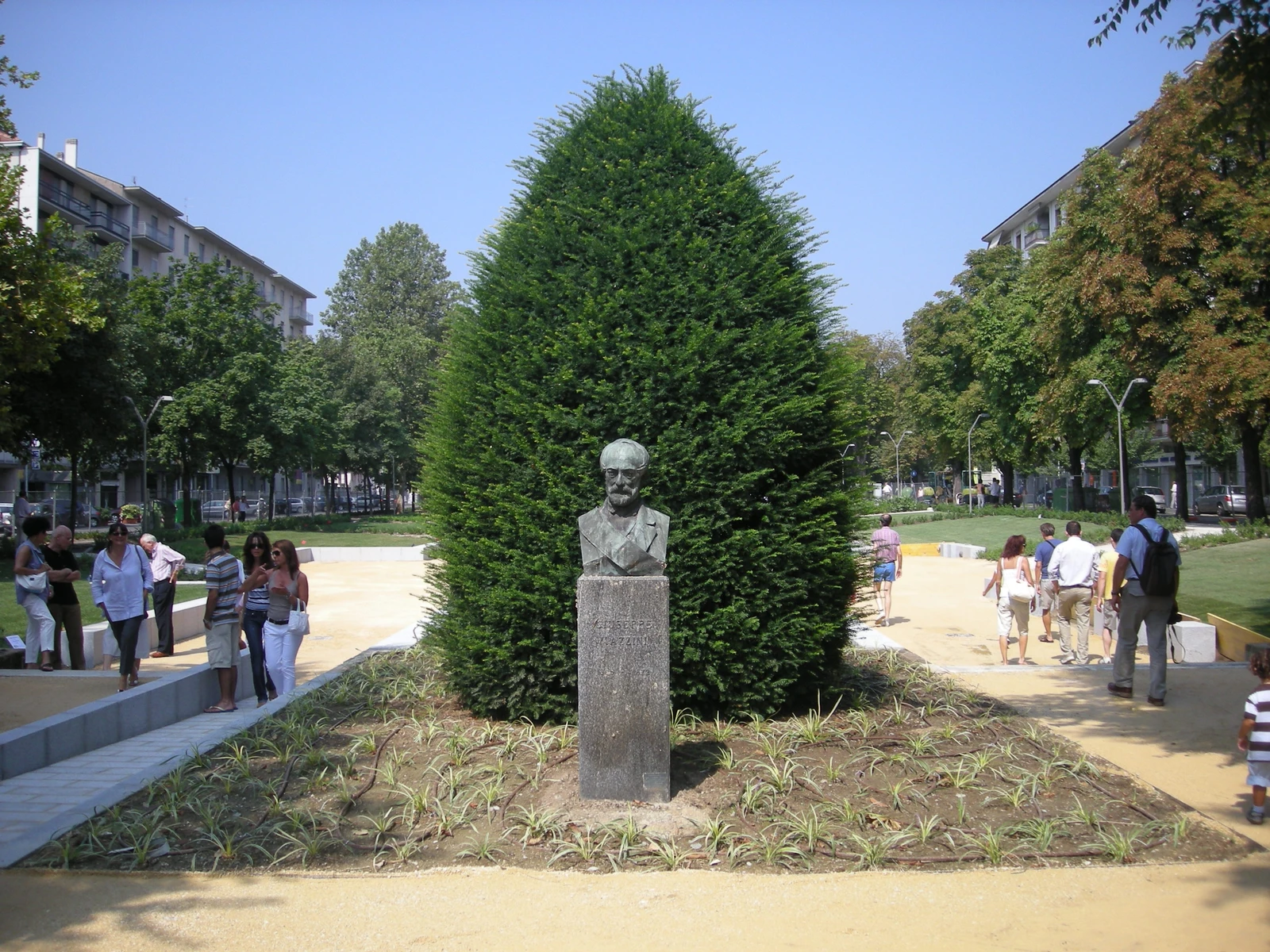 Fontane e percorso alberato del Passeggio di Lodi tra natura, architettura e acqua