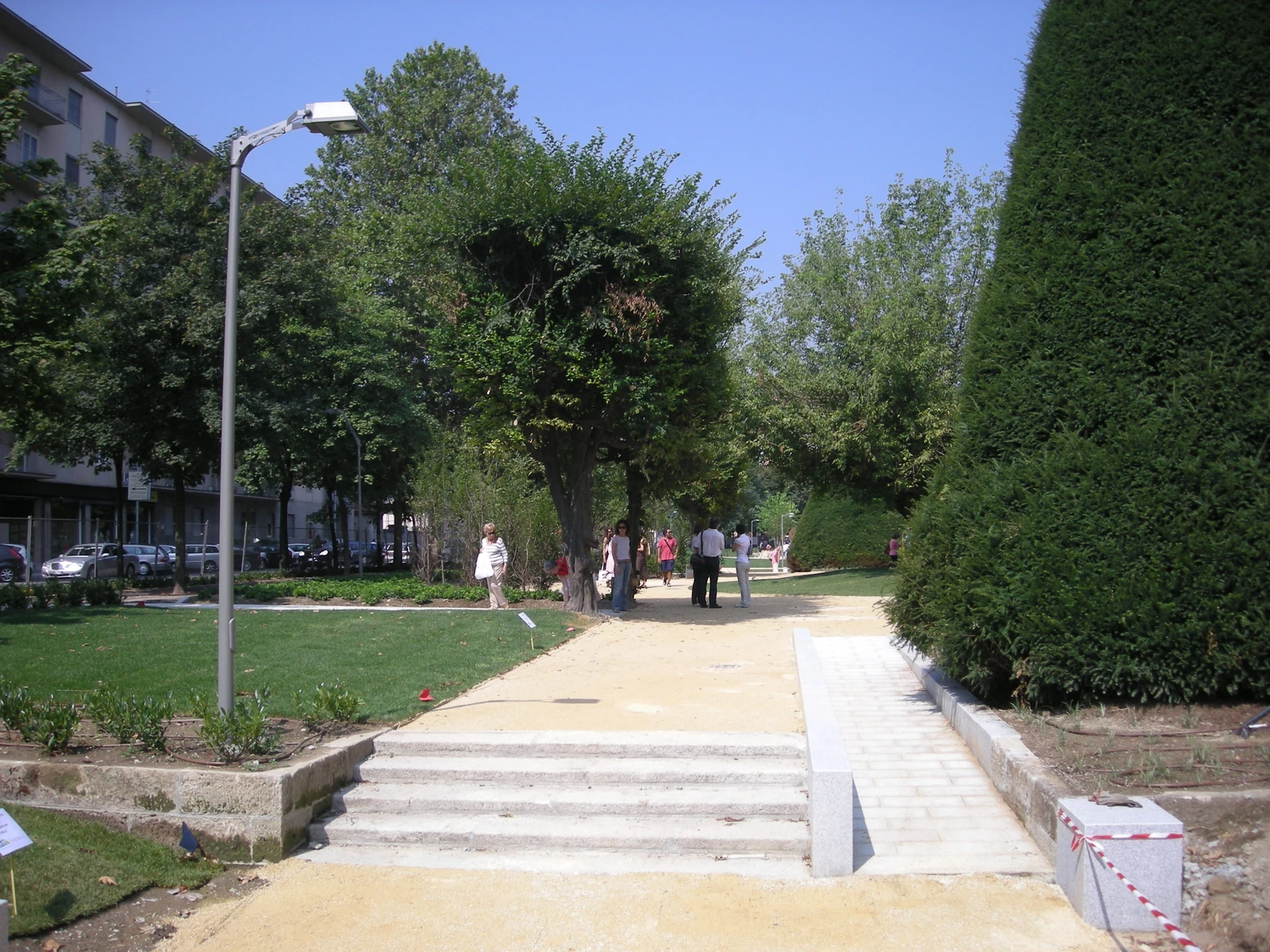 Pavimentazione sinuosa in pietra ed elementi d'acqua nel giardino formale del Passeggio di Lodi