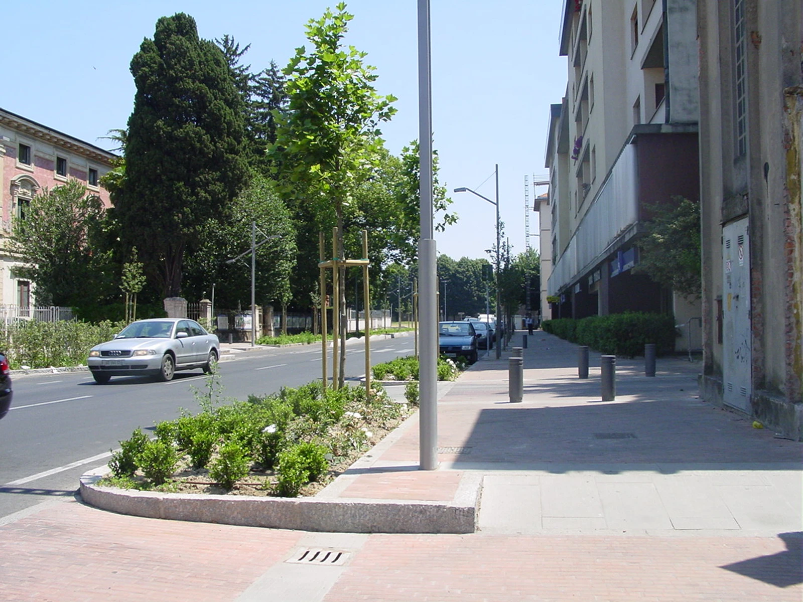 Strada a scorrimento urbano riqualificata con verde e percorso ciclopedonale verso il Serchio a Lucca