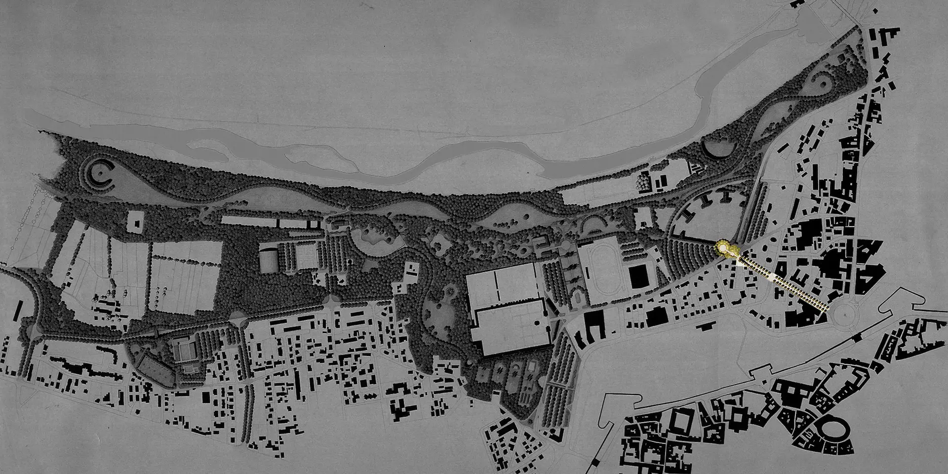 Strada a scorrimento urbano riqualificata con verde e percorso ciclopedonale verso il Serchio a Lucca