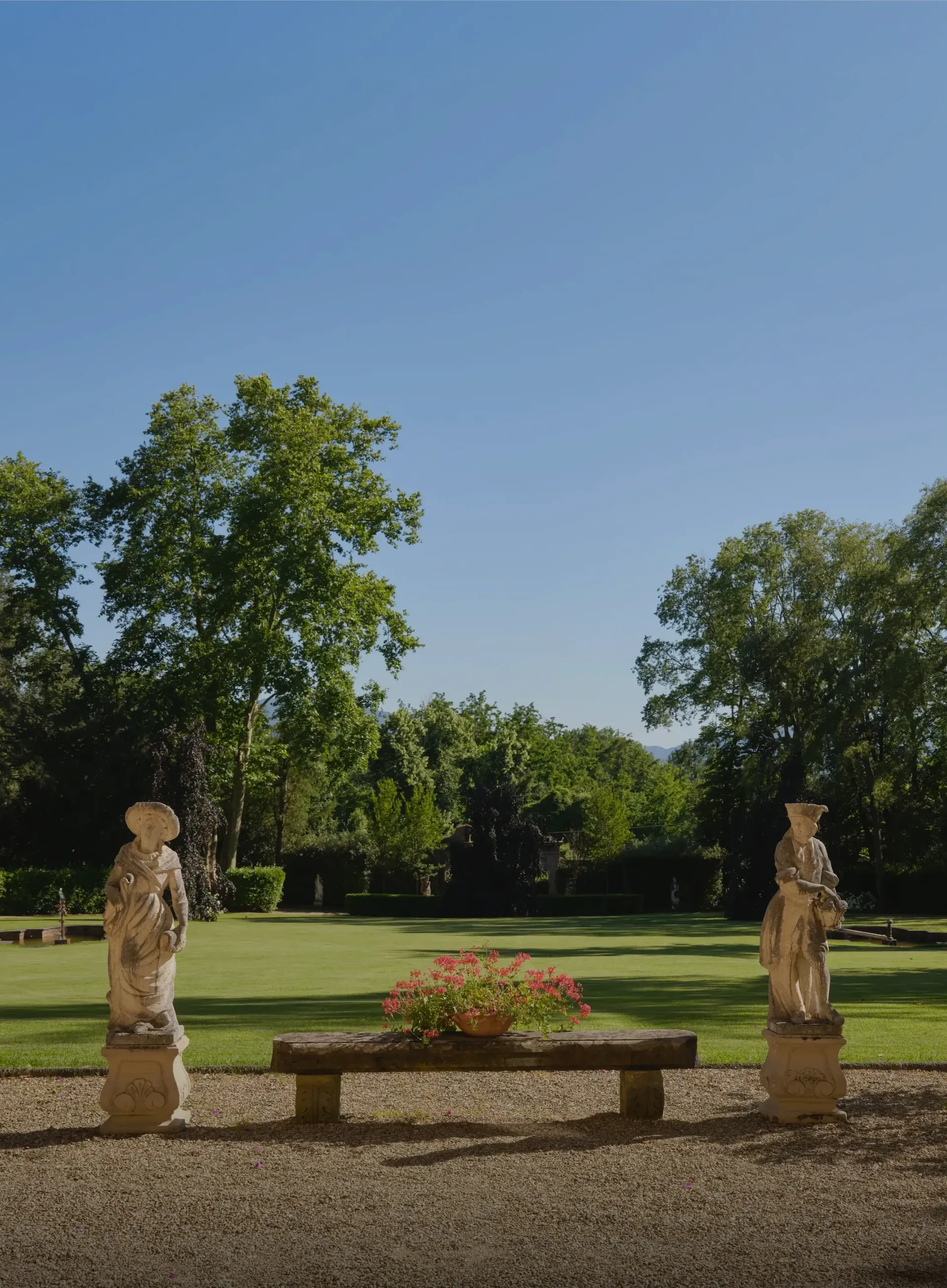 Giardino con piscina e paesaggio collinare